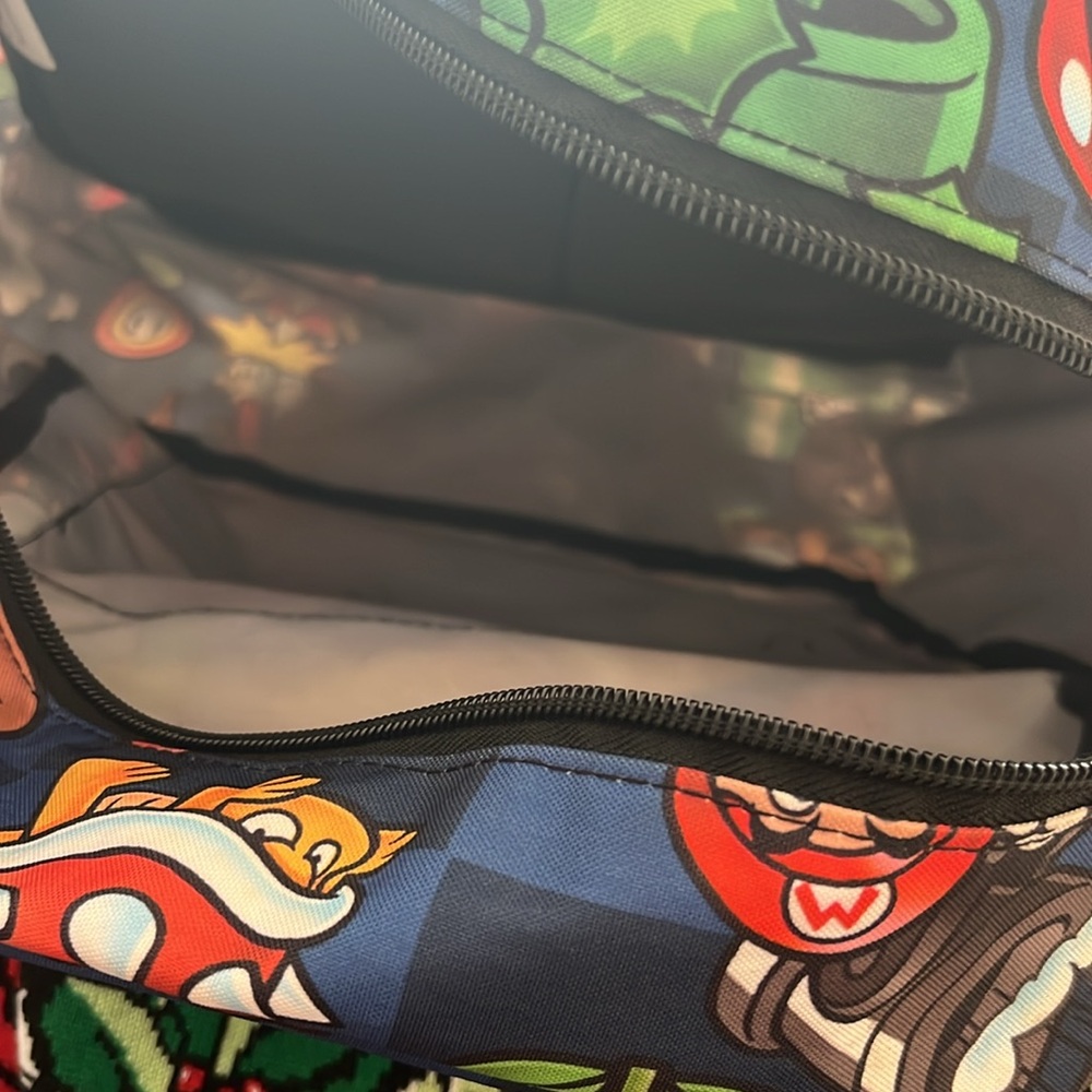 Super Mario backpack, Front zipper pocket. Exterior in excellent condition - Picture 8 of 10